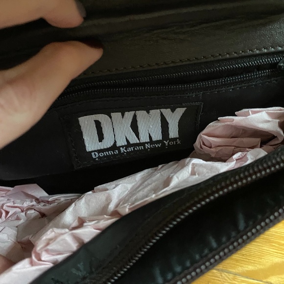 Black leather DKNY medium/small size clutch - Picture 5 of 7